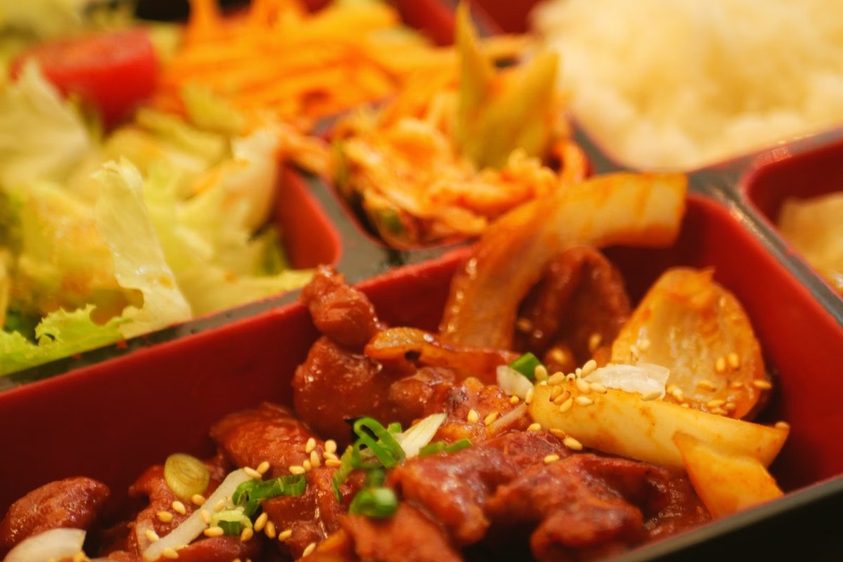 마운자로 4일차 회사 구내식당 점심 식판 - 흰밥 제육볶음과 상추