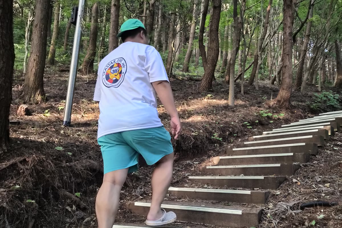 고근산 오름 계단을 오르는 모습