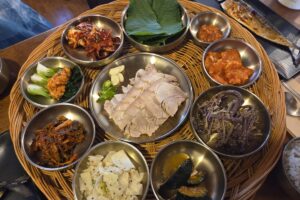 마운자로 40일차 9첩반상 가운데 놓인 돔베고기 썸네일