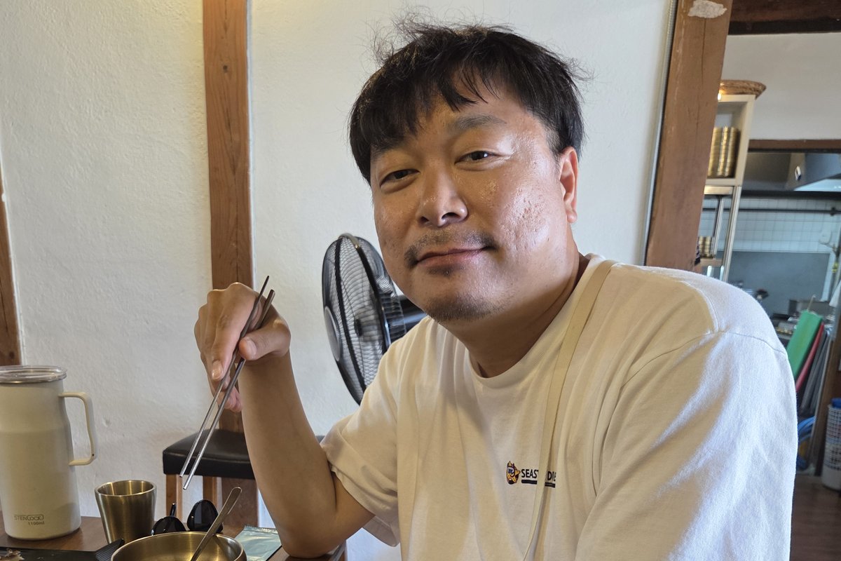 마운자로 40일차 함덕회춘에서 점심 식사 중인 모습