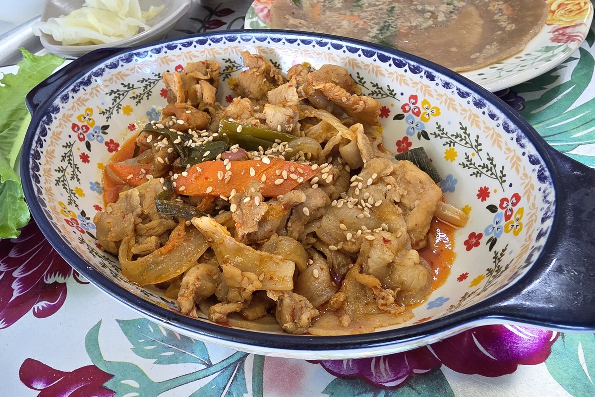 제주할망밥상 제육볶음과 메밀전병 반찬