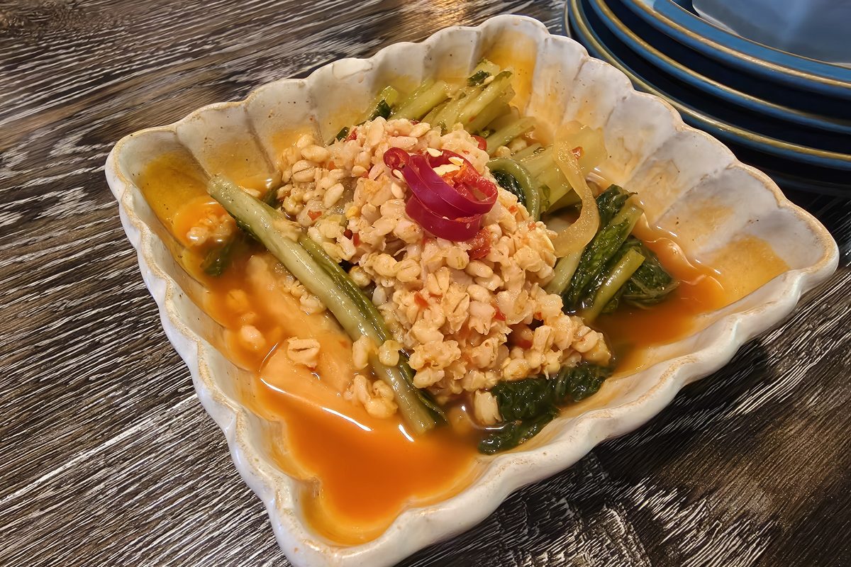 밑반찬으로 나온 열무 보리 무침
