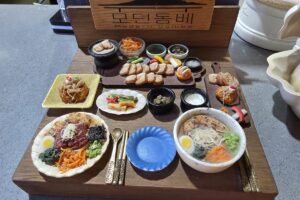 식당에 전시된 미니어처 상차림 모형 썸네일