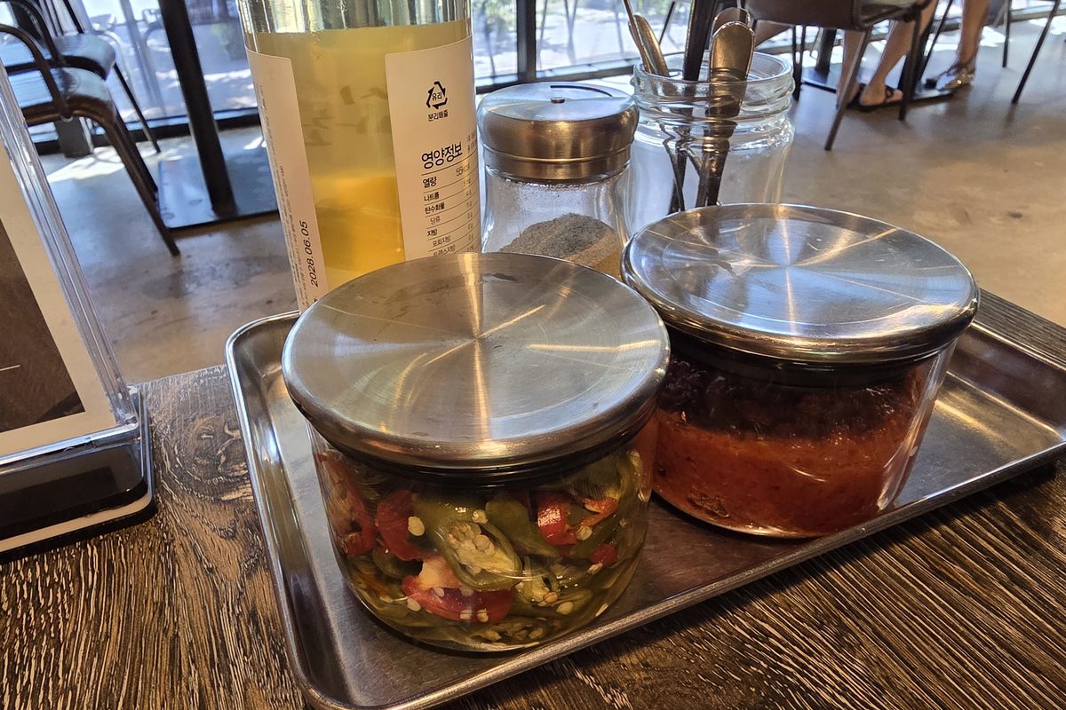 셀프바에 놓인 피클과 장아찌 유리 단지