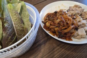 마운자로 16일차 점심 수육과 두부, 볶음김치, 상추쌈 한 상 썸네일