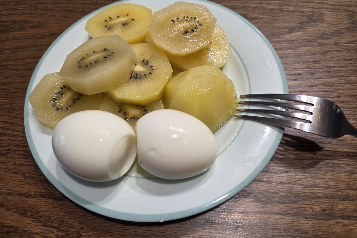 마운자로 17일차 저녁 삶은 계란 두 개와 골드키위 세 개