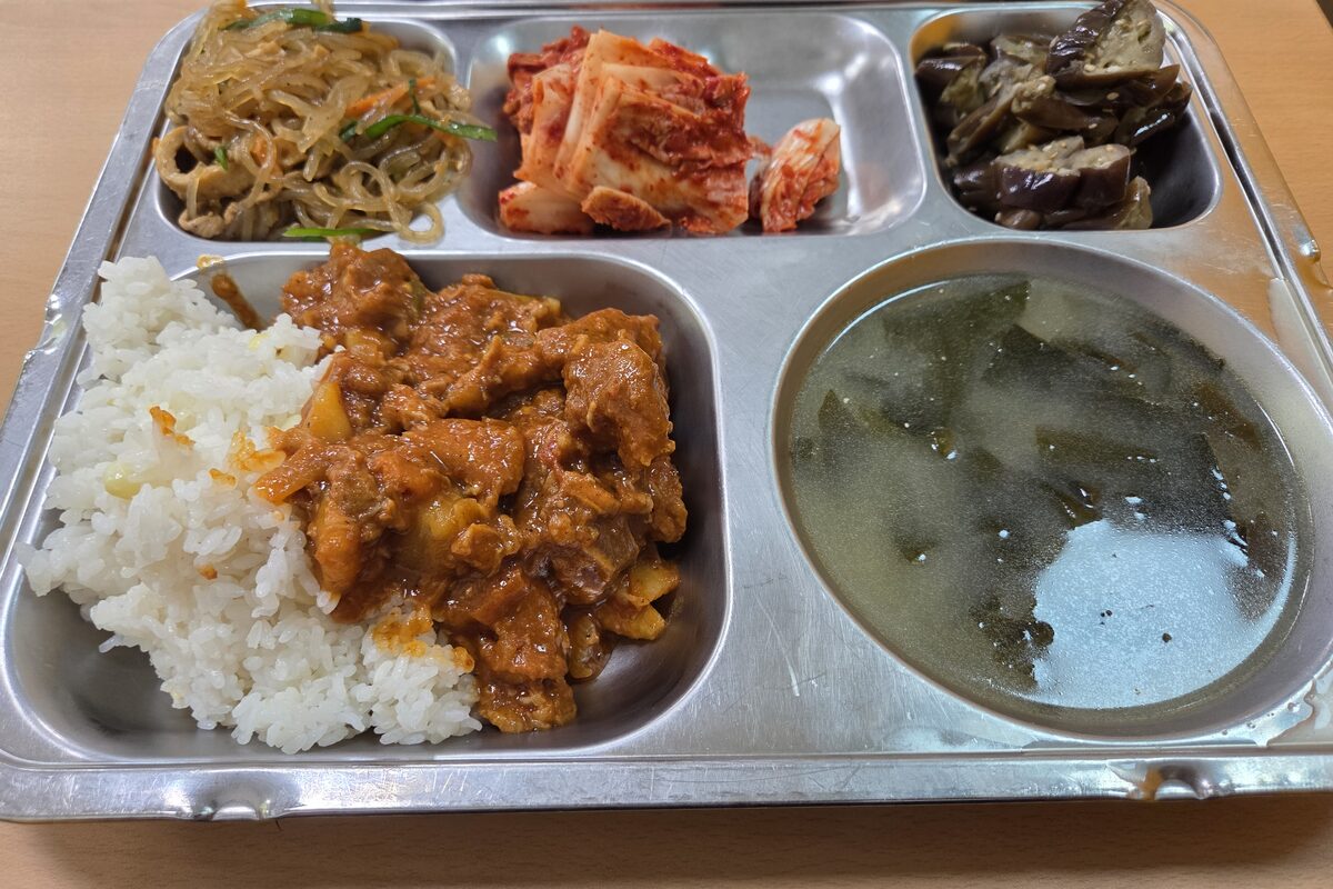 마운자로 18일차 점심 식단 옥수수알밥과 들깨미역국, 돼지갈비찜, 잡채 식판