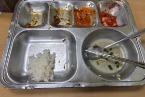 마운자로 19일차 저녁 식사 후 밥을 조금 남긴 식탁 썸네일