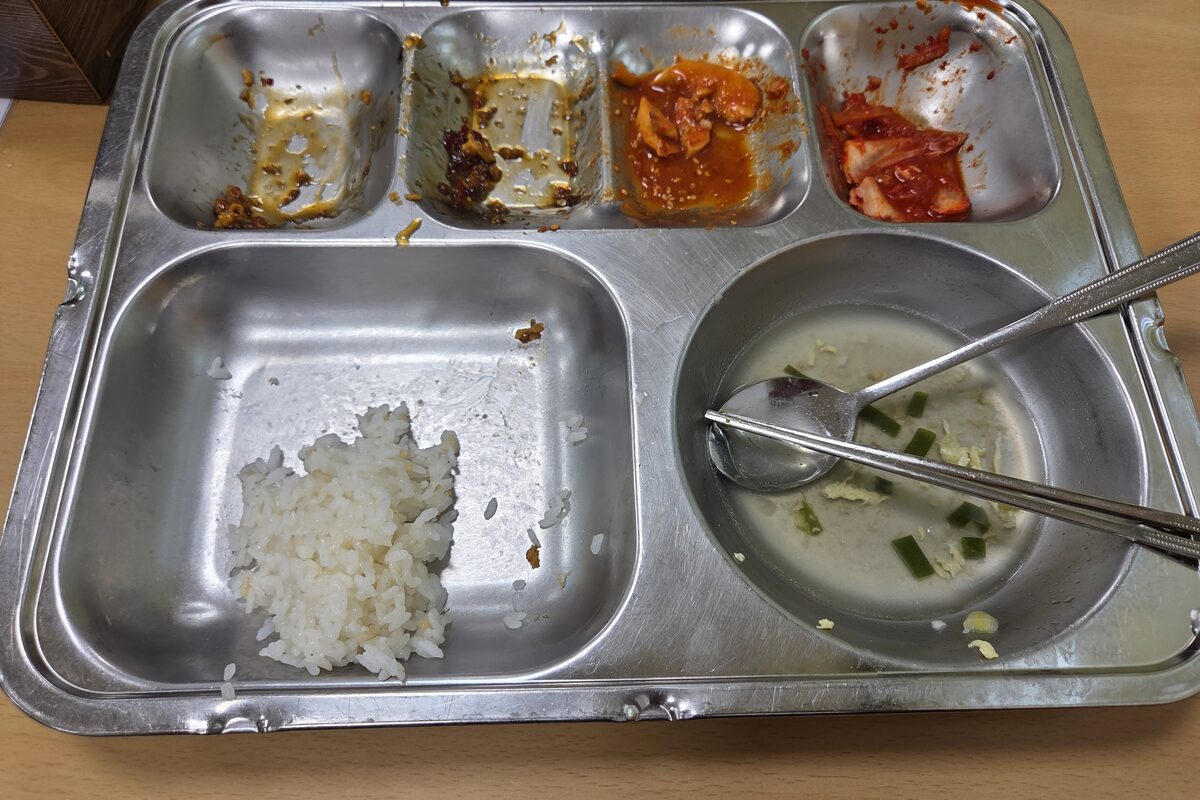 마운자로 19일차 저녁 식사 후 밥을 조금 남긴 식탁