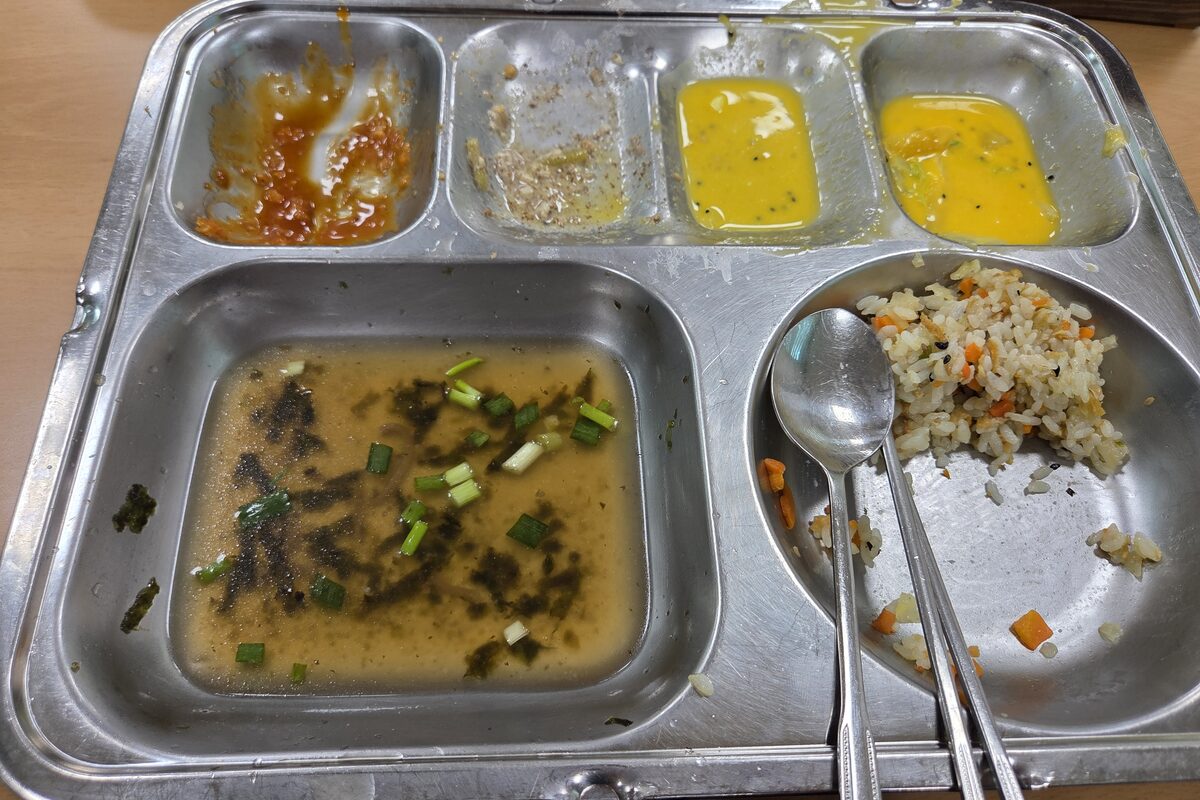 마운자로 21일차 점심 후 소바는 비우고 밥을 남긴 식판