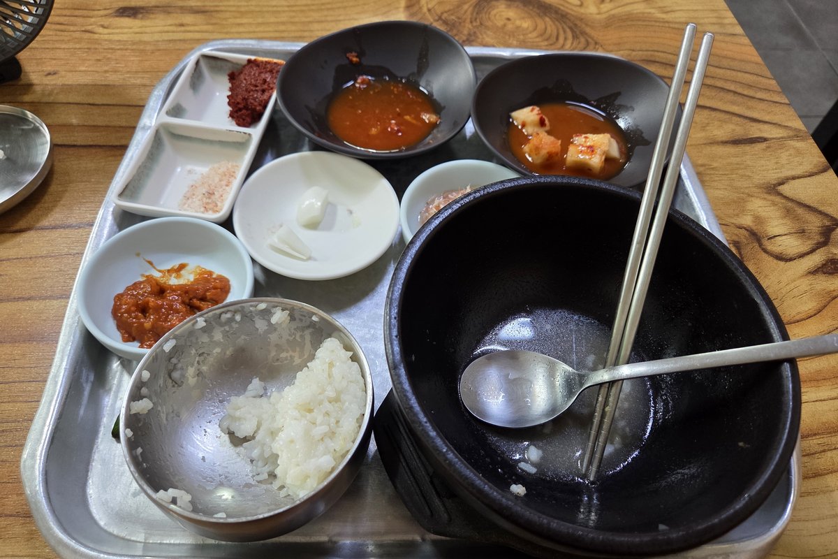 마운자로 24일차 점심 순대국밥 뚝배기는 비우고 밥은 남긴 상차림