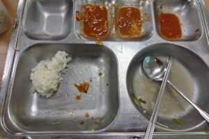 마운자로 27일차 점심을 먹고 밥만 조금 남긴 급식판 썸네일