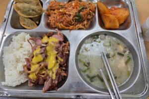 마운자로 27일차 점심 훈제오리와 삼계죽, 곤약무침 급식판 썸네일