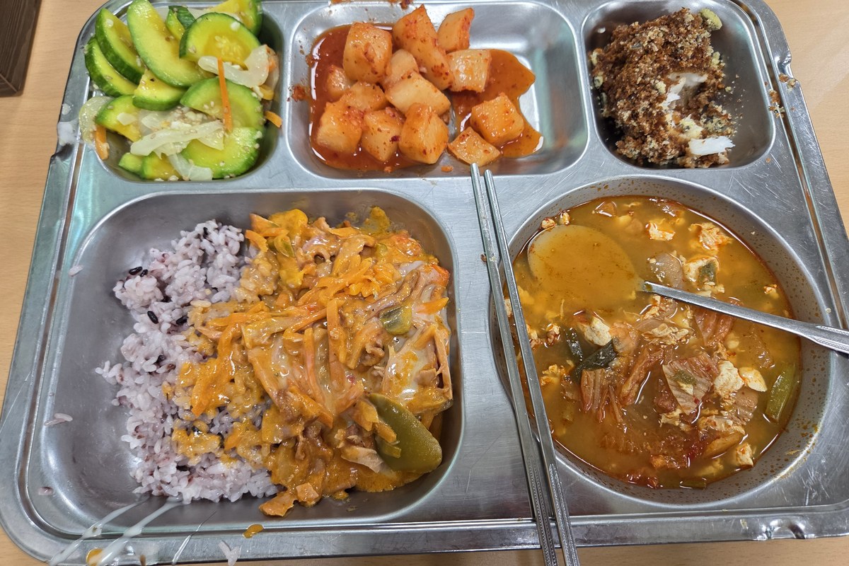 마운자로 28일차 점심 찹쌀밥과 순두부국, 명태구이 급식판