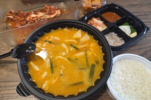 마운자로 29일차 아침 겸 점심으로 받은 배달 돼지국밥과 공기밥, 배추김치 썸네일