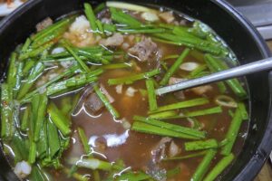 마운자로 30일차 점심 시골 식당 갈비탕에 부추를 듬뿍 올린 모습 썸네일