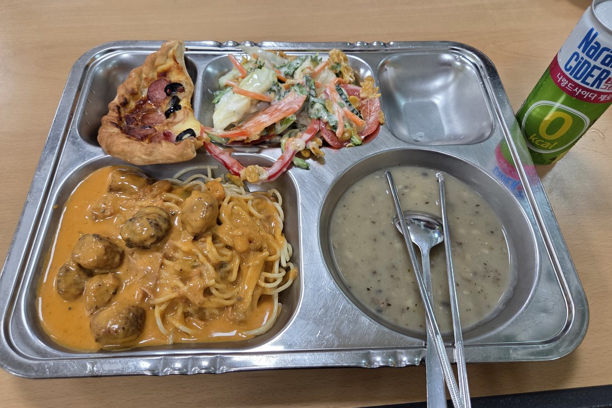 마운자로 32일차 회사 식당 저녁 식판에 담은 스파게티와 피자