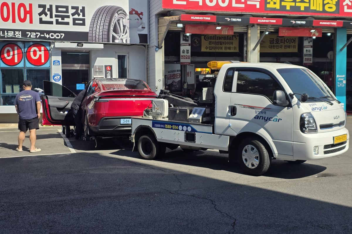 제주 타이어 전문점 앞에서 내려지는 차