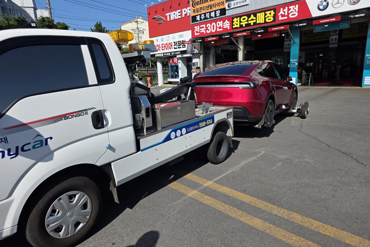 견인차에 실려 타이어 전문점에 도착한 전기차