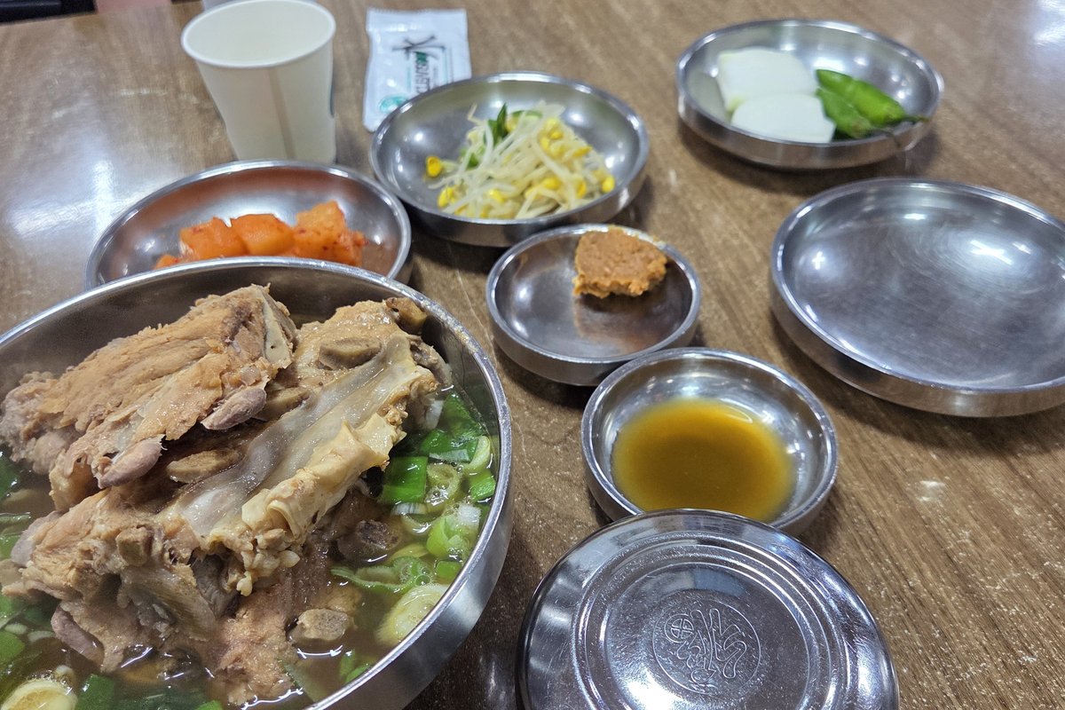 해남해장국 뼈해장국과 반찬 한 상