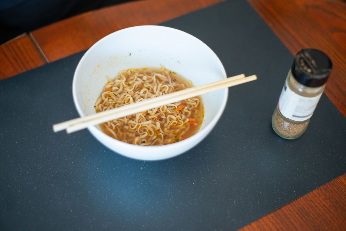 식사 시간과 다이어트 — 아침몰이·혈당·야식, 연구로 확인한 진실 썸네일