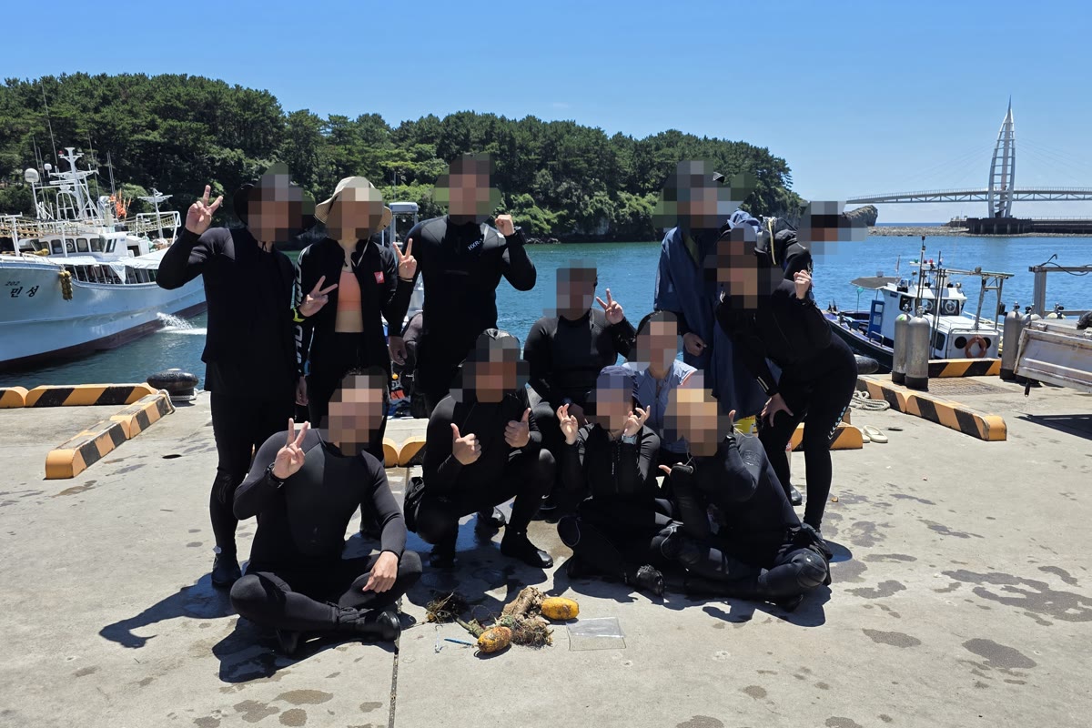 제주 서귀포 환경정화 다이빙 팀 단체사진과 수거한 해양 쓰레기
