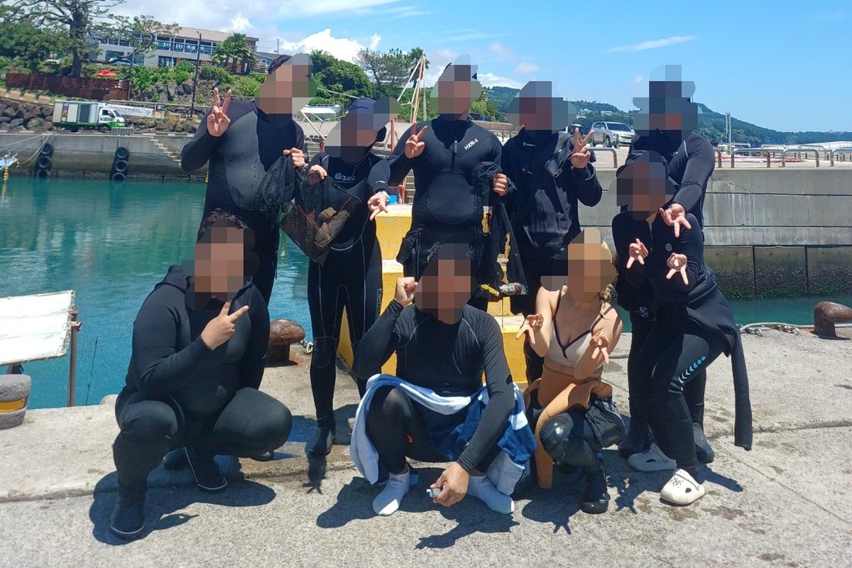 제주 서귀포 스쿠버다이빙 팀 단체사진과 수거한 벽돌