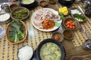 수육백반 한 상 차림과 쌈채소, 정구지무침 썸네일