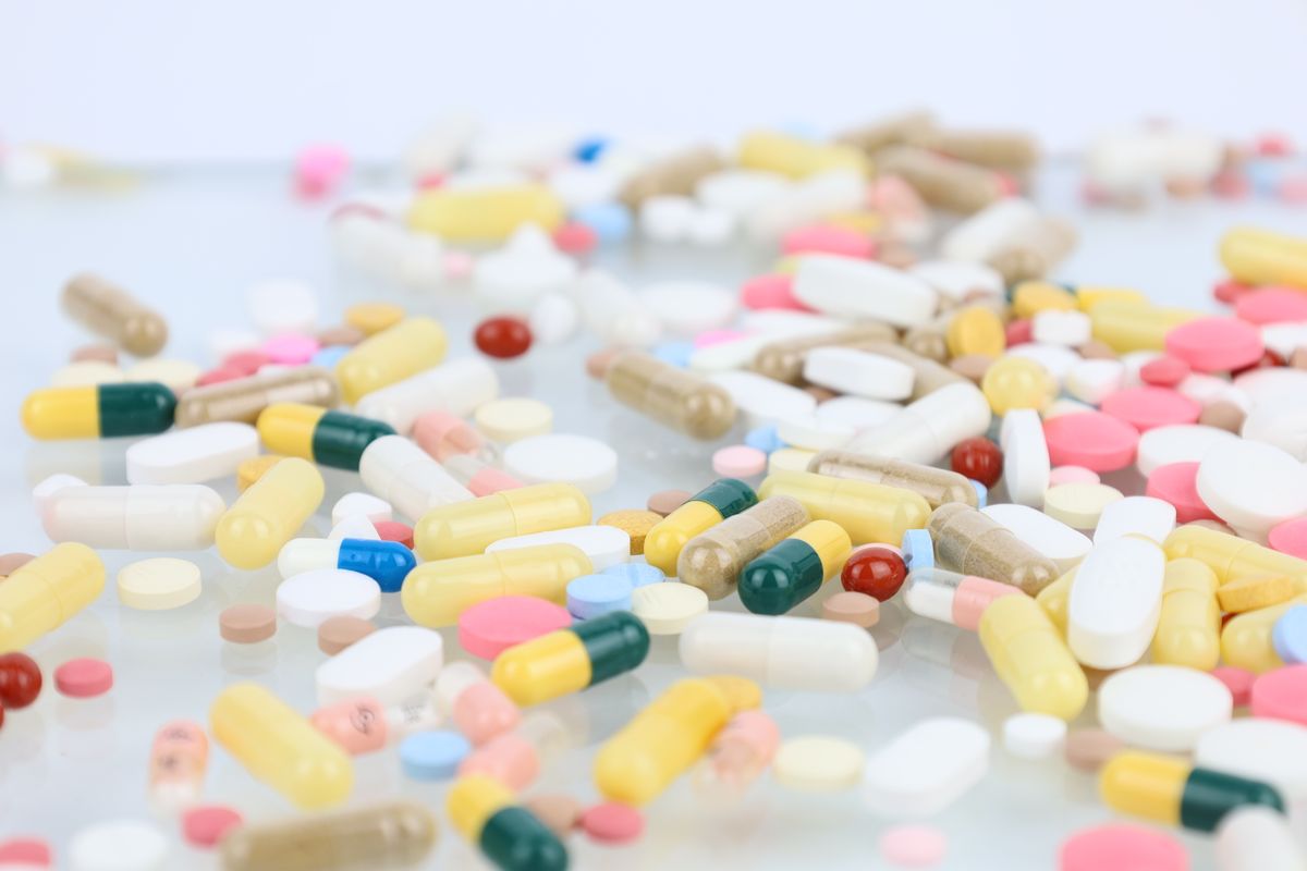 assorted-pills-supplements-fake-diet-ads-1200x800-1