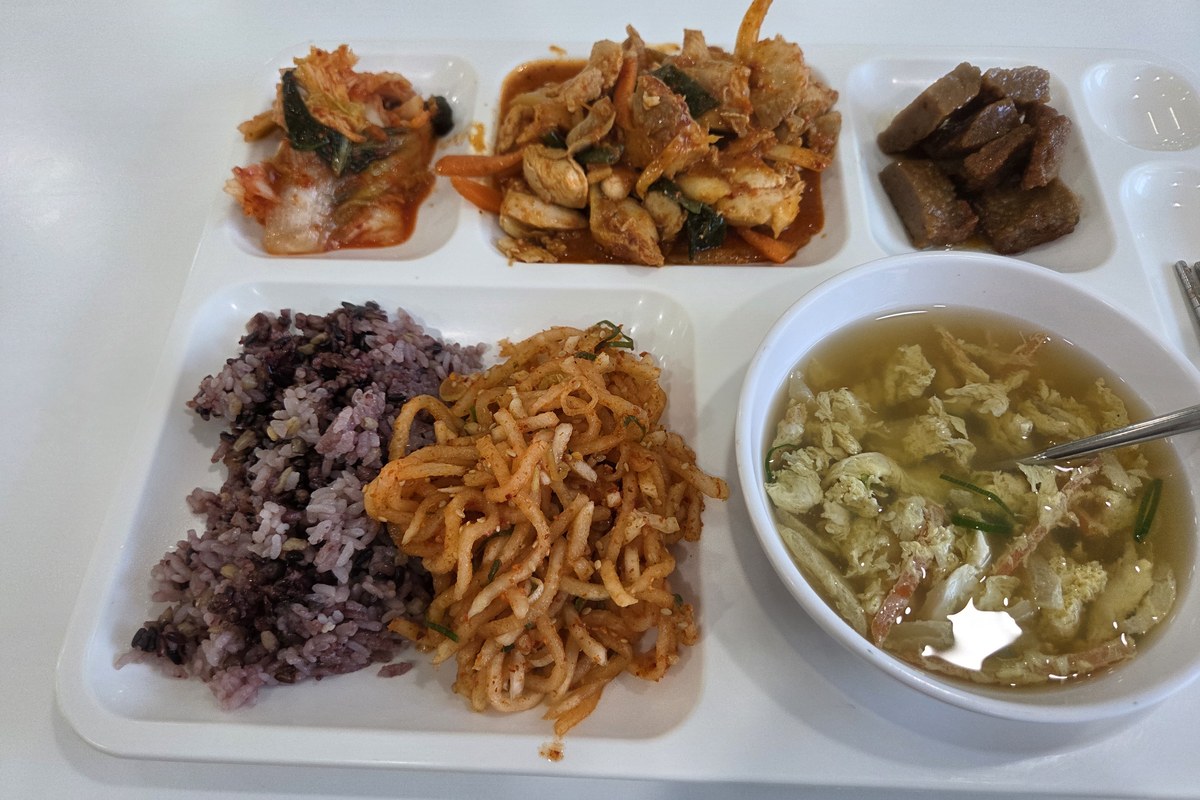 마운자로 46일차 연수원 구내식당에서 넉넉히 푼 저녁 식판