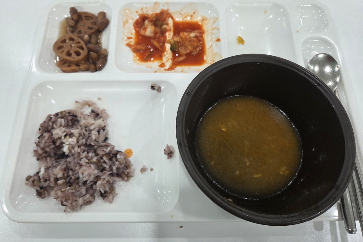 마운자로 47일차 저녁 밥을 반쯤 남긴 식판