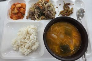 마운자로 48일차 구내식당 아침 식판, 소불고기와 얼큰한 국 썸네일