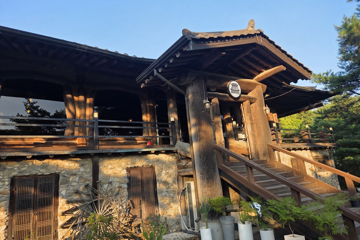 한옥 카페의 통나무 기둥과 돌벽