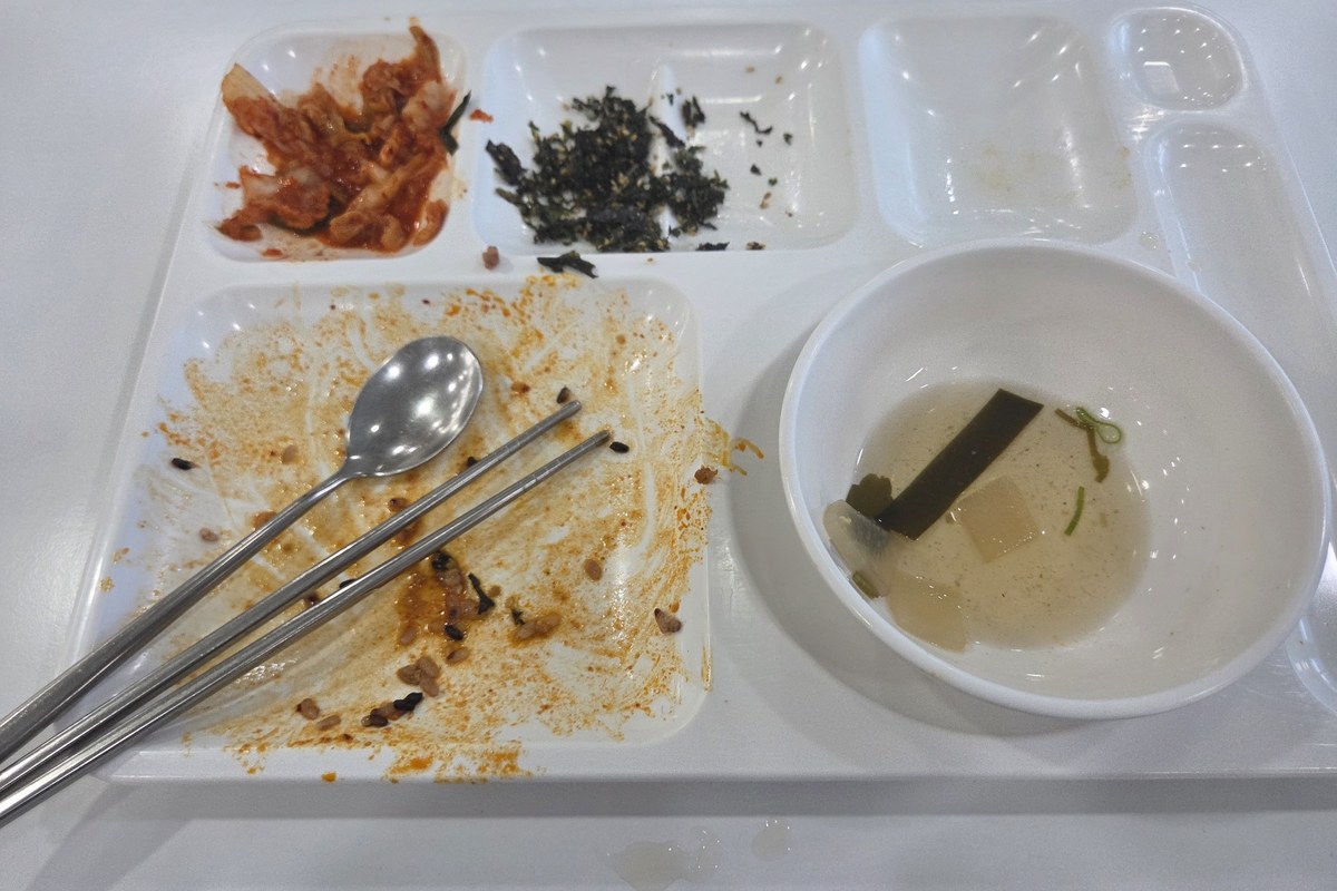 마운자로 49일차 저녁 식사 후 밥칸까지 비운 구내식당 식판