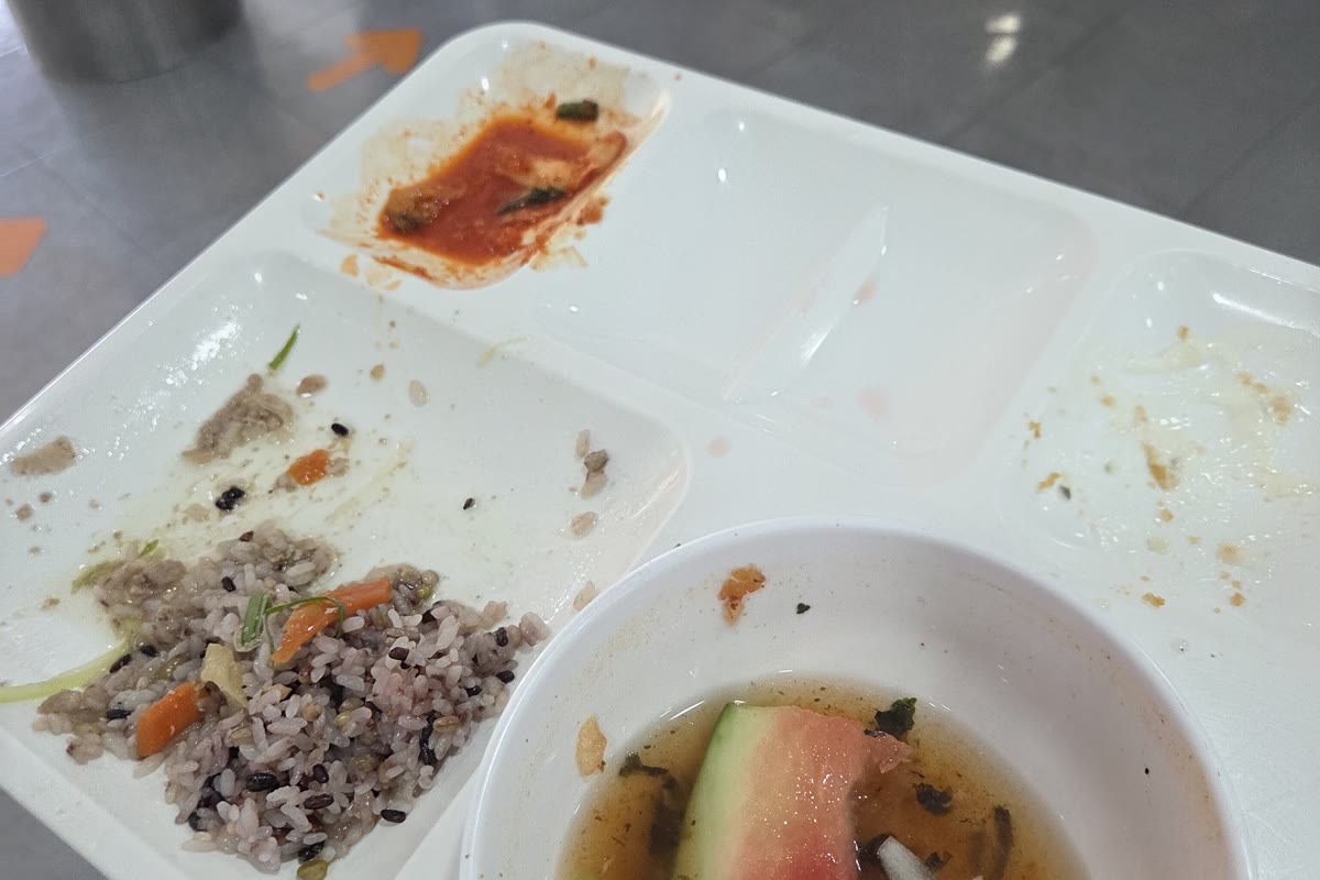 식사 뒤 비운 식판 원본