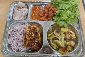 마운자로 8주차 목요일 점심 구내식당 수육 쌈채소 두부조림 식판