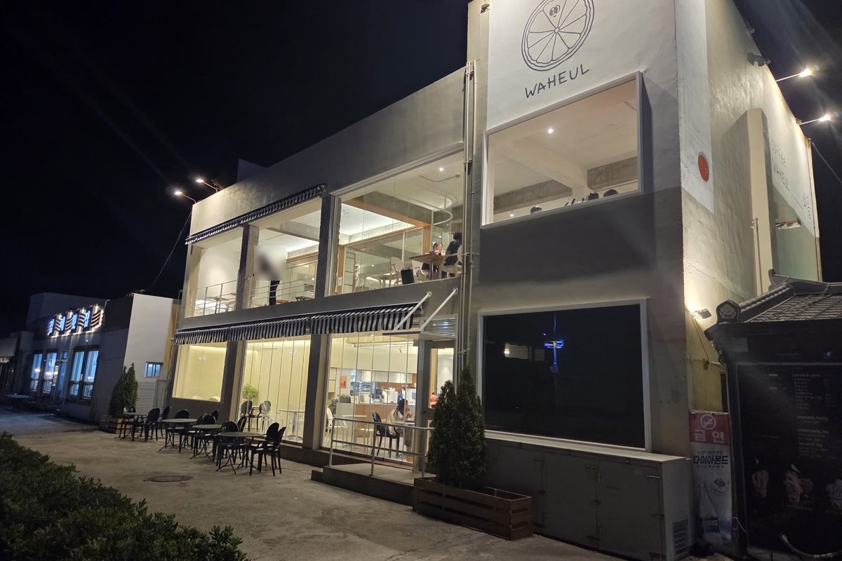 마운자로 57일차 저녁 대신 들른 부산 다대포 브런치카페 와흘 외관