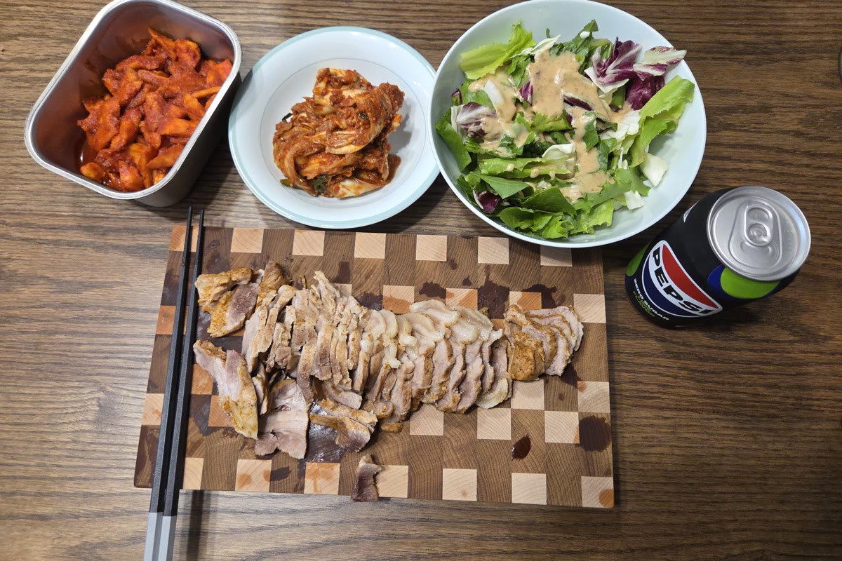 전자레인지 수육 한 상 김치 더덕무침 샐러드 곁들임