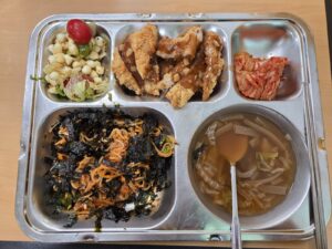 마운자로 9주차 수요일 점심 구내식당 야채쫄면 경양식돈까스 식판
