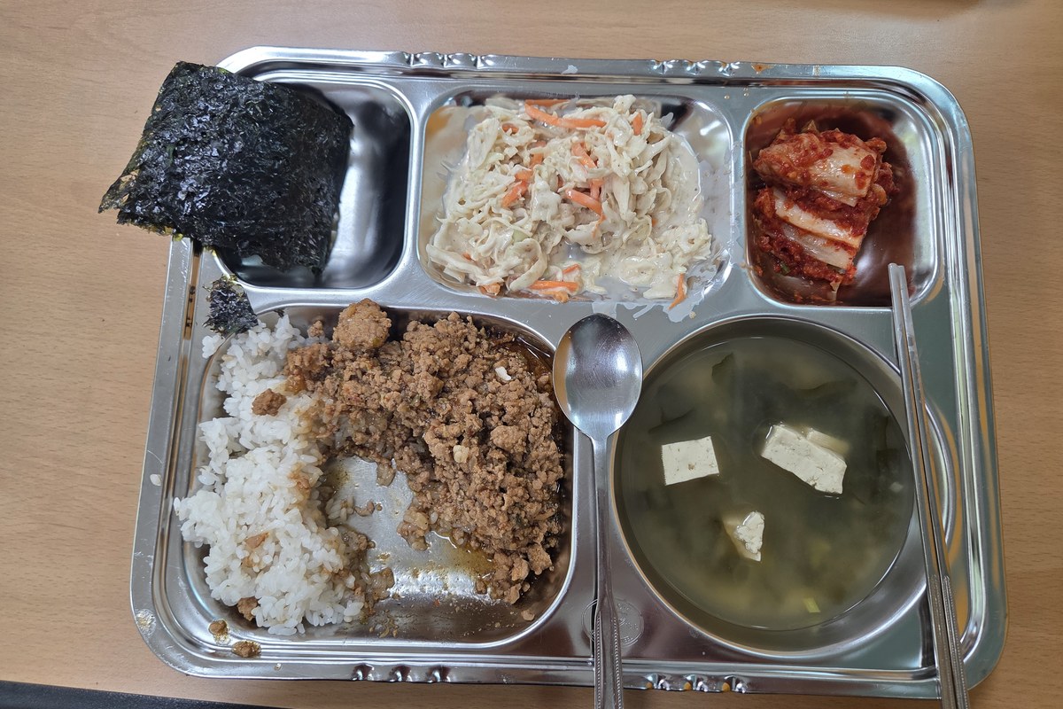 마운자로 63일차 점심 회사 구내식당 현미밥 떠먹는제육 백된장국 구운김 양배추참깨샐러드 배추김치