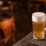 마운자로 술 한 잔 기준 — 나무 식탁 위 생맥주 한 잔