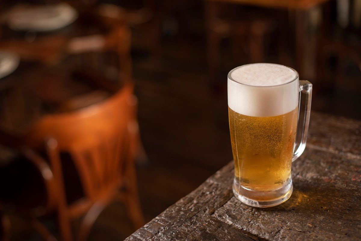 마운자로 술 한 잔 기준 — 나무 식탁 위 생맥주 한 잔