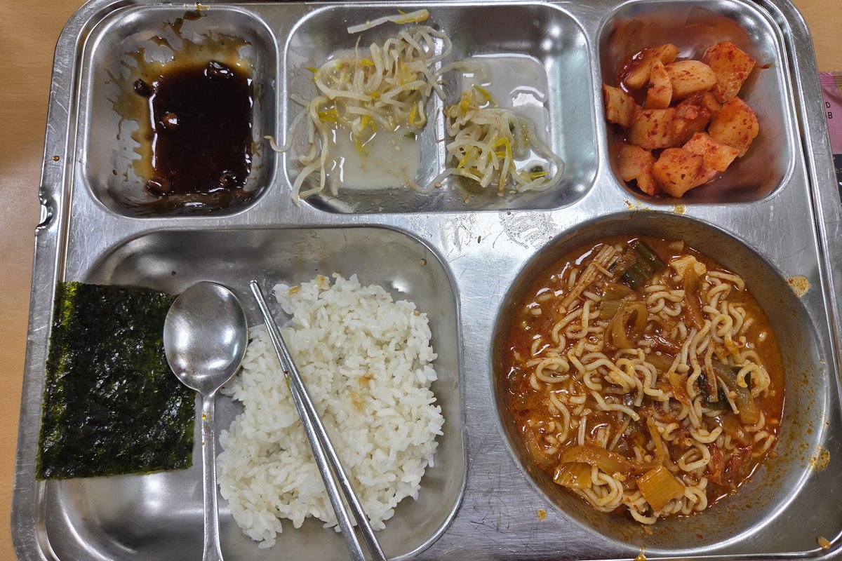 마운자로 11주차 76일차 회사 저녁 식판 라면 밥 김이 손대지 않은 채 남아 있는 모습