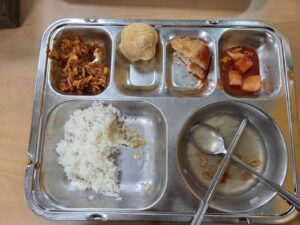 수요일 저녁 밥을 절반 남긴 식판