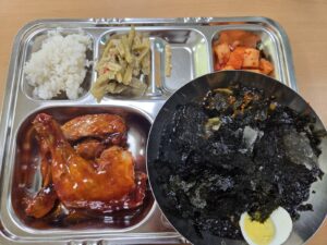 화요일 닭조림이 나온 식판