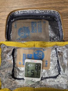 마운자로 보관용 보냉백 안 온도계가 8.9도를 가리키는 모습