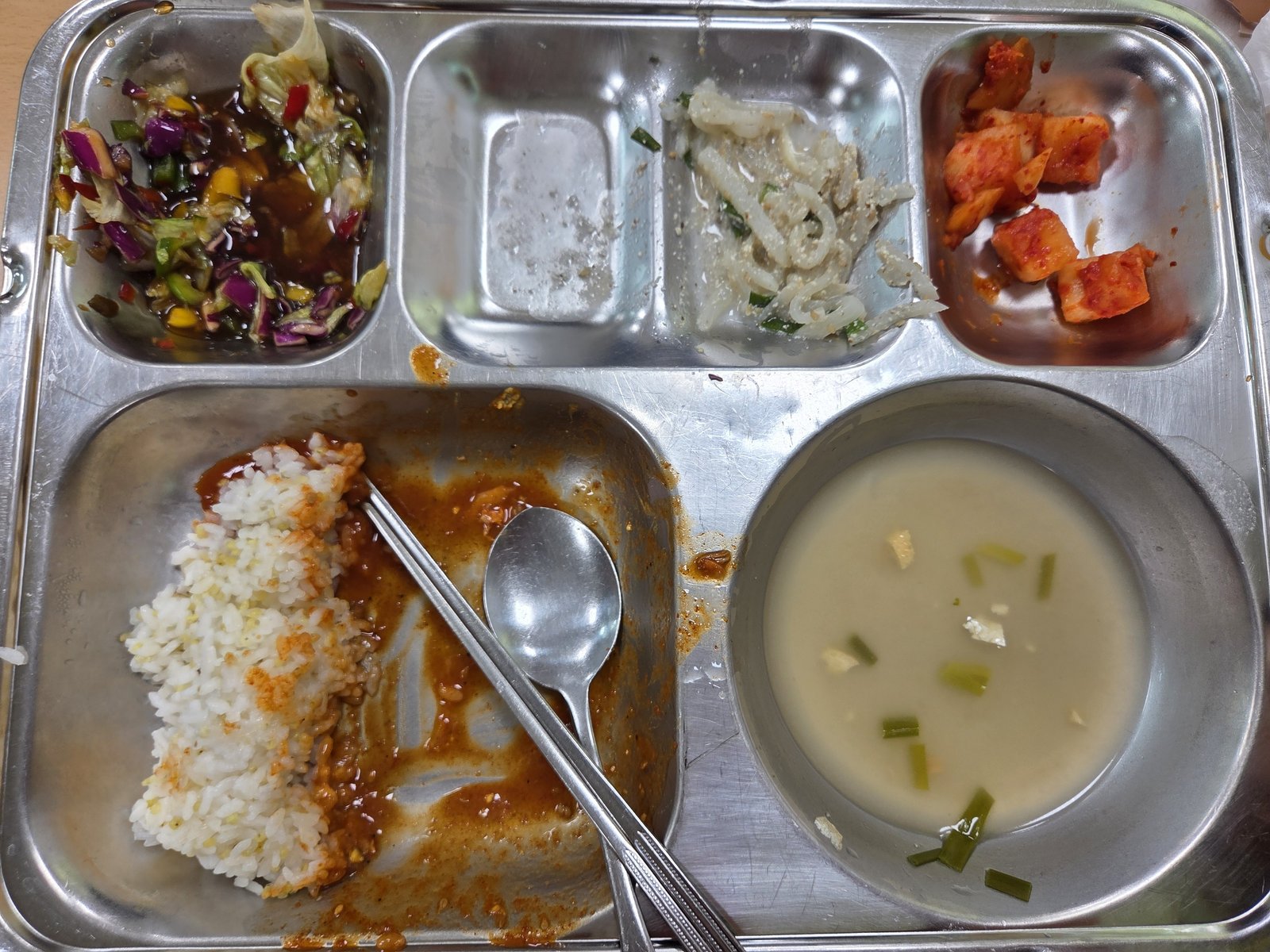 마운자로 7.5mg 증량 사흘째 구내식당 식판에 밥이 절반 넘게 남은 모습