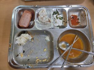 목요일 점심을 먹고 반찬이 절반 남은 식판
