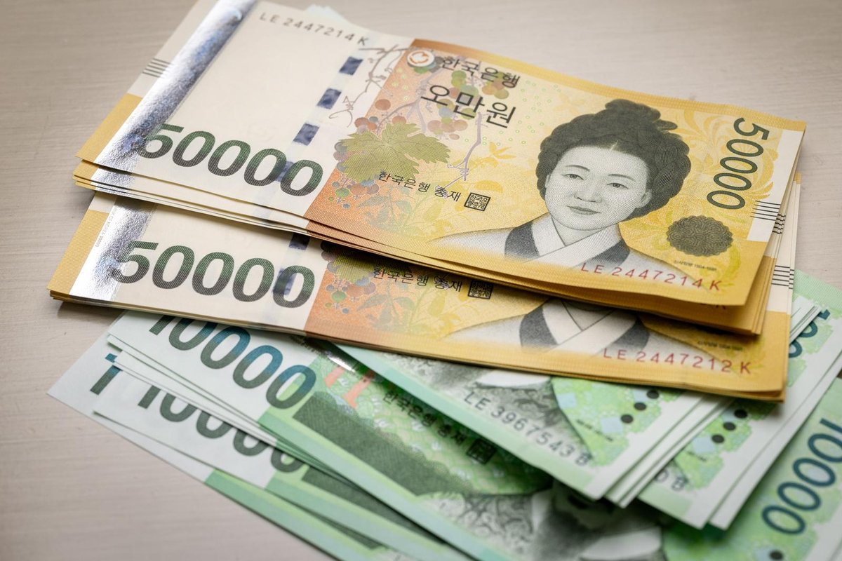 에페 가격 보도 금액을 떠올리게 하는 오만 원권과 만 원권 지폐