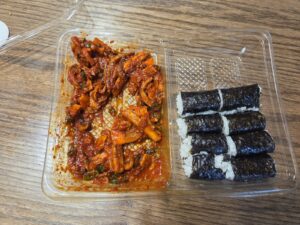 충무김밥 다섯 줄 중 네 줄을 남긴 모습